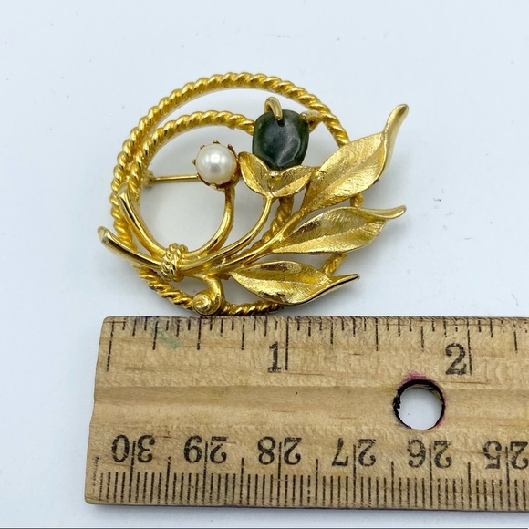 Sarah Coventry Signed Gold Plate Flower Faux Pearl Green Stone Circle Brooch Pin - Picture 3 of 9